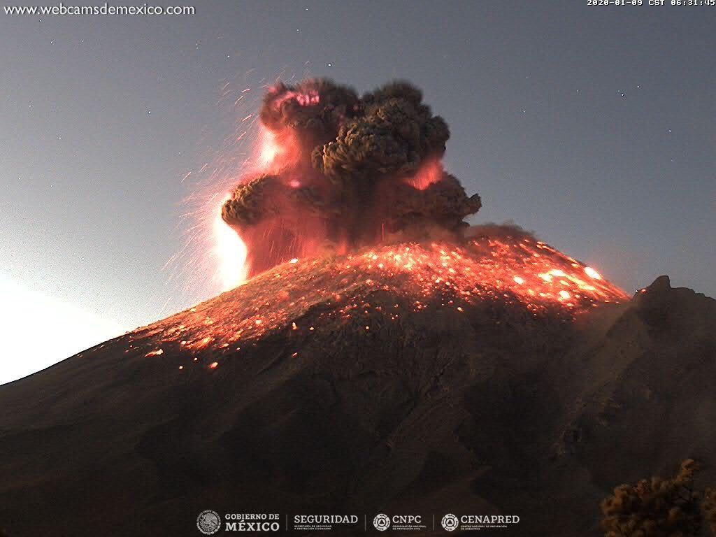 Vulcão Popocatepetl no México intensifica sua atividade.