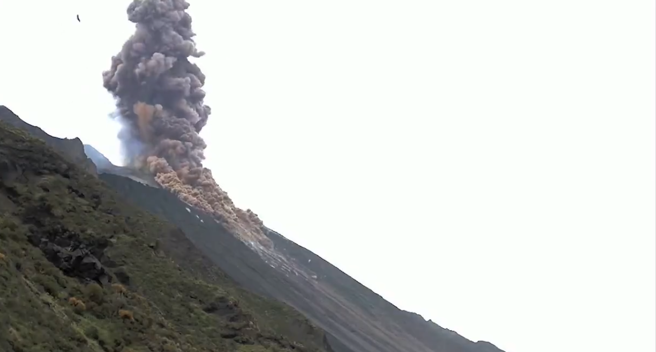 Enorme erupção do vulcão italiano lança cinzas a centenas de metros de altura.