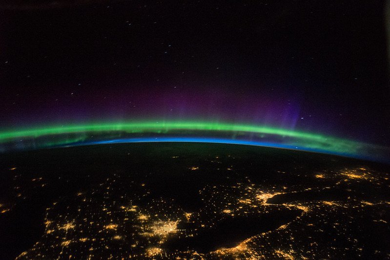 A órbita da estação espacial chega a 51,6 ° acima do equador, oferecendo imagens inspiradoras de auroras boreais.