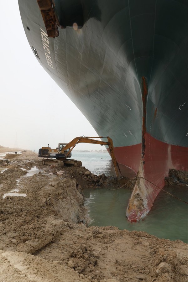 Navio de 400 metros encalha no canal de Suez.