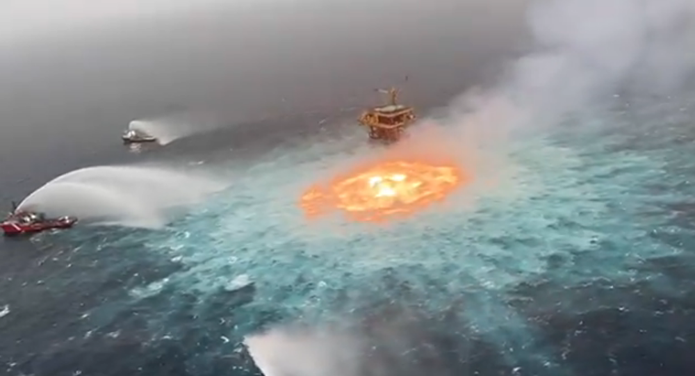 Círculo de chamas no Golfo do México depois de vazamento de gás.