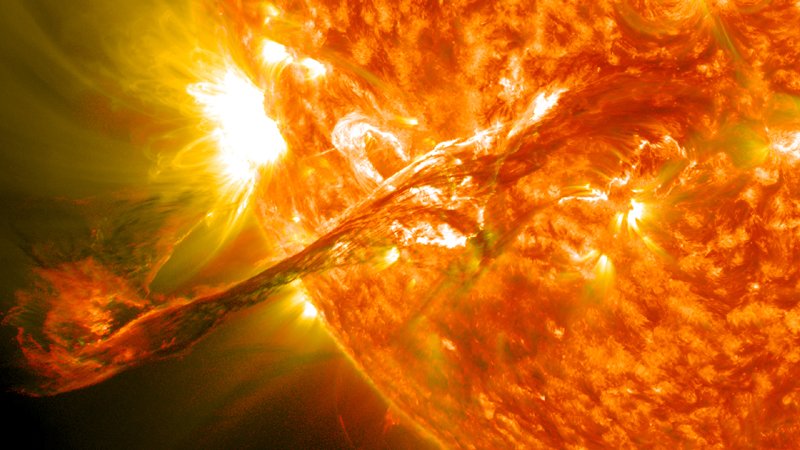 Explosão solar deve atingir satélites que operam na alta atmosfera da Terra.
